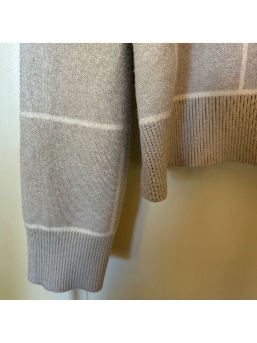 Women's TAHARI Grey & White Plaid V-Neck Sweater L - Picture 6 of 6